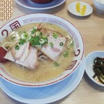 らーめん2国 大蔵海岸店 - とんこつラーメン(ネギ少なめ)790円   肉4枚入、ニラキムチ