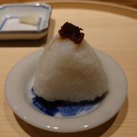 温石 - おにぎり 上にローストした玉葱の醤油漬