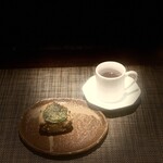 西欧料理 サヴァカ - ⑩【〆】
      ・鯉の卵巣の甘露煮入り焼きオニギリ
      ・フランベした夏鹿のコンソメスープ