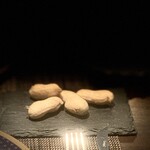 西欧料理 サヴァカ - ①【アミューズ-1】
      ・オオマサリ（落花生）の塩茹で
