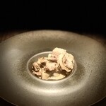 西欧料理 サヴァカ - ③【温前菜-1】
      炙り穴熊と5種のキノコ（ハナビラ茸、アママツ、ホラク（穂落？）舞茸、ヒラ茸、アカヤマドリ茸）のフリカッセ、檜の香りの胡椒かけ