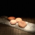 西欧料理 サヴァカ - ⑬【小菓子、お茶】
      フィナンシェ、杏のマカロン