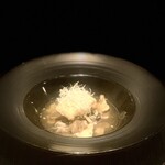 西欧料理 サヴァカ - ⑤【温前菜-3：スープ】
      天然鼈（スッポン）と3種のキノコ（シャカシメジ、舞茸、アミ茸）のコンソメスープ、天然鰻のフリットのせ