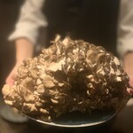 西欧料理 サヴァカ - 食材見せ：巨大天然舞茸