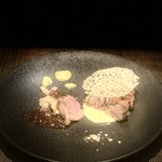 西欧料理 サヴァカ - ⑦【肉-1】
      ・未経産猪カツ、オランデーズソース
      ・ウリボウのロースト、ブナハリ茸のソテー、赤ワインソース