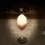 西欧料理 サヴァカ - ⑧【口直】
      クランベリージュース、レモンのソルベ、ミントのエスプーマ