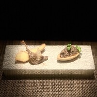 西欧料理 サヴァカ - ②【アミューズ-2】
                      ・月の輪熊リエットのブルケッタ
                      ・マス茸のフリット、小鴨のコンフィ