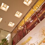 妻家房 - 開放的な店内