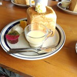 CROCE season2 - 追加費用０円　ベーグルかパンだったので食パンに　　手前はコーンスープ　オレンジ　ポテトサラダ　メープルシロップです