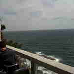 絶壁の上でのお食事^^;。崖下20メートル、って感じです。