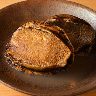 じっくり調理された鮑やはまぐりを使った逸品料理を堪能