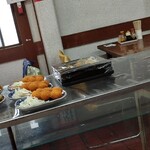 お食事処 みやち - 内観。おかずは一日中このままにするんかね