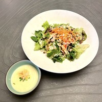 Jose Luis - セットの彩り野菜とキヌアのサラダ根セロリとレモンとドレッシングと季節のポタージュ