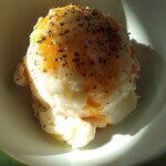 カルフール - ポテトサラダに黒コショーとラー油を掛けました。