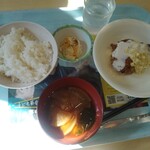 カルフール - 提供品(ポテトサラダに黒コショーとラー油を、メインにシーザーサラダドレッシングを掛けた)