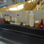 カルフール - 卓上調味料的なモノは1カ所に集約されてます。(各卓に運ばないで、その場で使うのがビスケット♬)