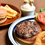 Hamburger＆Cafe BAYSIDE BASE - 料理写真:キッズバーガーと学割バーガー
