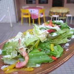 焼きレタスと生パルメザンチーズのシーザーサラダ