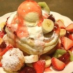 kaguranosato - 期間限定「フルーツホットケーキ(850円)」。極厚ホットーケーキは3段重ね！アイスやフルーツの盛りも大胆な豪快スイーツ。生地の塩っ気がなかなか。