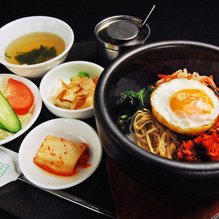 Stone-grilled pibimbap set 820 yen (lunch)