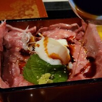 花大根 - リブロースと赤身のハーフ&ハーフ 温玉トッピング