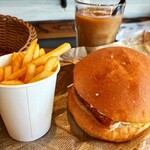 ビッツ - 料理写真:フィッシュバーガーとポテトセット