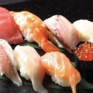 本格握り一貫199円よりご用意。こだわりのレモンサワーと共に