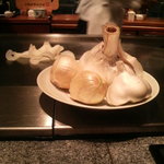 ジャンボにんにく（右手は青森にんにく）