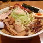 頑者 - トクモリビンボー！　ラーメン＋アブリチャーシュー、特盛り！  さすがはゴールデンウイーク、普段の平日ランチタイムとは比較にならないほどラー博館内は混んでいます。今日も魚粉♡  