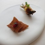 エスキス - 稚鮎のﾌﾘｯﾄと玉葱のｺﾝﾌｨｰ、ｵﾏｰﾙｴﾋﾞ白ﾜｲﾝｼﾞｭﾚ、ﾌﾗﾝｽ産ｶｶｵとﾗｽﾞﾍﾞﾘｰをのせて☆