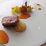 エスキス - 乳飲み牛のﾛｰｽﾄ、京人参ｼﾞｭﾚ、ｽﾗｲｽﾋﾞｰﾂ、ｱﾌﾟﾘｺｯﾄのｺﾝﾌｨ、ﾎﾟﾚﾝﾀ、ﾏﾖﾈｰｽには藁の風味を付けて☆