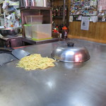 のん - 本体は蒸し焼きにして、隣りではそばを焼いている