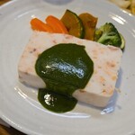 キッチン ブルー グローブ - 反対側から、大葉と松の実ソースはブリティッシュレイシンググリーン色