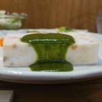 キッチン ブルー グローブ - 横から、大葉ソースが流れています