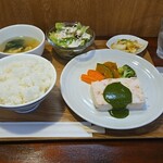 キッチン ブルー グローブ - 白身魚のすり身と鮭のテリーヌ　大葉と松の実ソース