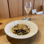 イルグラーノ製麺所・イートインデノミーナ - 海老のビスクソースとイカ墨生パスタ