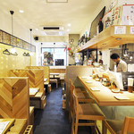Rakudaya - カウンター＆テーブル席の明るい店内