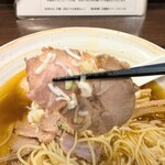 麺屋 むどう - チャーシュー。脂身少なめ。味わい深い。ピンぼけごめんなさい。