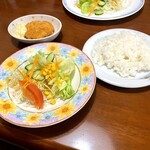 ハンブルグ - ⭐︎ Ａセット　　　　　　    税抜      ５５０ 円
      　（ライス・サラダ・ドリンク）
      ⭐︎ カニクリームコロッケ　税抜      ３３０ 円