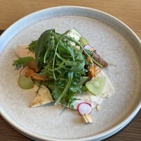 MAIN DINING by THE HOUSE OF PACIFIC - 淡路鶏と季節の野菜のインサラータ
                    いしりと朝倉山椒のビネグレット