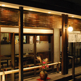 隠れ家のようにひっそり佇む古民家風日本そば屋