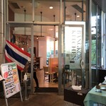 バンコクキッチン - 外観（構造上は地下のお店ですが、坂に建っているビルなので、実際には地上にあるお店です。）