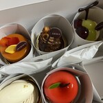 四季菓子の店 HIBIKA - 無料の箱は、きっちり仕切りがあるから、持ち運びの際、崩れにくいと、店員さんから教えてもらいました