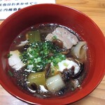 味喜や - サワモダシの汁物。秋田とかでは大量に採れるそうです。この辺りでも採れるのでしょう。近所で採れたキノコを振る舞われたかのような、素朴な提供の仕方が、むしろ魅力的に感じられました。