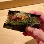 鮨 一二郎 - 定着した｢トロタク手巻きの海ぶどうのせ｣。プッチプチの食感と塩気が濃厚なトロをしつこくなくいただけます。締めにぴったり。( ᎔˘꒳˘᎔)️