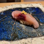 鮨 一二郎 - サゴシ。ザコシではないよw鰆の幼魚ですね。淡白ですがなめらかな口当たりとほのかな甘さが上品です。