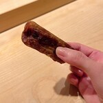 鮨 一二郎 - 玉子焼が焼き上がると｢端っこ｣を手渡ししてくれるのです(♡´艸`)あまーい熱々の玉子焼。美味しすぎます！