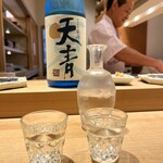 鮨 一二郎 - ★天青 千峰 夏 純米吟醸(神奈川) 鮮やかなブルーボトル！浮き出る夏の文字が涼やかです。飲み口もキレが良き(๑•̀ㅂ•́)و✧ただ軽いだけじゃないしっかりした味わいも。酒器も相変わらず素敵です✨