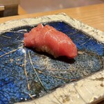 鮨 一二郎 - 中トロ。夏の鮪はしつこくなくて好き。こってりトロが苦手な私でも爽やかなので食べられます。