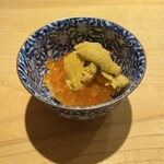鮨 一二郎 - 盛夏でもしっかり秋の気配も取り入れて。サクラマスの卵と函館白ウニの小丼。魚卵丼は夏の思い出。